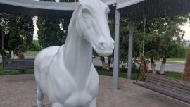 Вандалы повредили скульптуру белой лошади в сквере Данкова