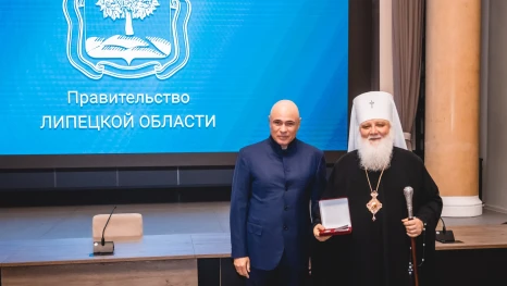 Игорь Артамонов вручил медали «За помощь СВОим» священнослужителям Липецкой области