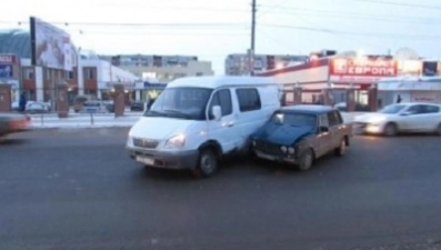 На ул. Меркулова столкнулись «ГАЗ» и «ВАЗ»