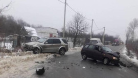 В столкновении «Калины» и «Мерседеса» пострадали двое