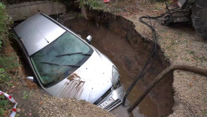 Прокуратура проводит проверку инцидента с провалившимся под землю автомобилем в Липецке