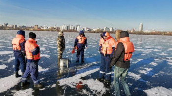 Липецкие спасатели сняли с тонкого льда Воронежа детей, которые катались на коньках без присмотра 