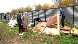 В Липецкой области волонтёры помогли расчистить придомовую территорию маме бойца, погибшего в СВО