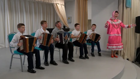 25 ноября в России отмечают День гармониста