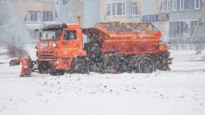 В Липецке более 120 специалистов по уборке территорий устраняют последствия снегопада