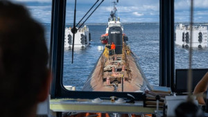 Погрузка АПЛ К-3 «Ленинский комсомол» на баржу «Атлант» проходит в акватории Выборгского залива