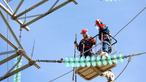  Липецкие энергетики восстанавливают электросети и очищают линии от растительности