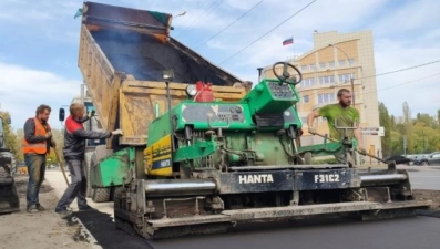 В сквере Пограничников асфальтируют тротуары