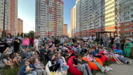 Соседи объединяются за просмотром фильмов во дворах Липецка