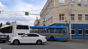 Два автобуса остановили движение в центре Липецка