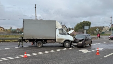 В Липецке две пассажирки «Калины» пострадали в столкновении с «Газелью»