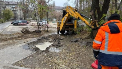 В районе ЛТЗ в Липецке устраняют утечку в коллекторе