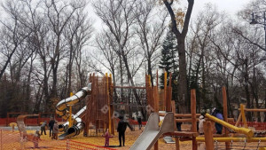 Липчане сломали ограждение и водят детей на недостроенную площадку в Нижнем парке