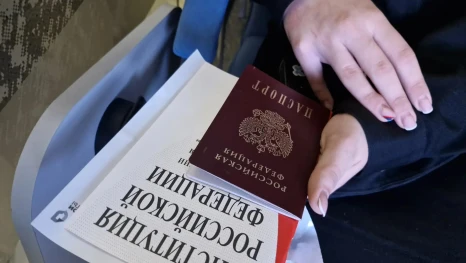 Вице-губернатор Роман Балашов вручил первые паспорта юным липчанам
