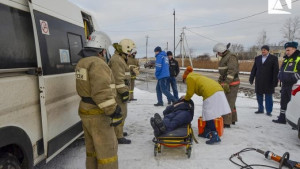 Пассажиров вытаскивали из заблокированного микроавтобуса