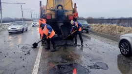 В Липецке устраняют аварийные ямы на дорогах