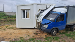 Автомобиль «ГАЗ» врезался в модульное здание для водителей липецких автобусов