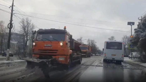 Коммунальные службы Ельца вышли на борьбу с непогодой