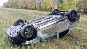 Водитель попал в больницу после опрокидывания автомобиля в Липецкой области