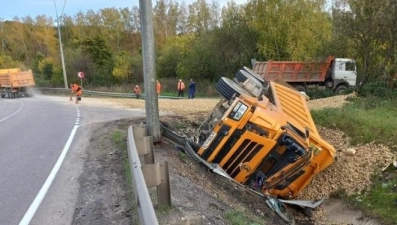 Водитель получил травмы в перевернувшемся грузовике в Липецкой области