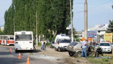 В аварии легковушки и автобуса в Липецке погибла женщина