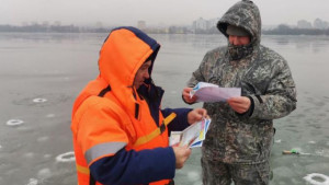 Липецкие спасатели регулярно патрулируют популярные места среди городских любителей подлёдного лова