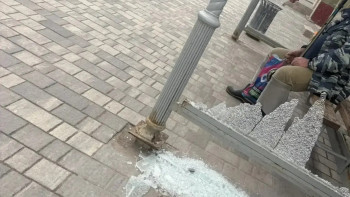 Глава Ельца пообещал найти подростков, разбивших остановку, с помощью камер видеонаблюдения 