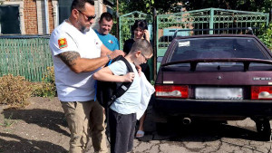 Липецкие строители подарили канцелярские наборы детям из подшефного Володарского округа ДНР