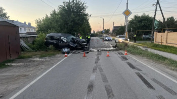 В Липецке автоледи на «Тойоте» врезалась в столб, пострадала пассажирка