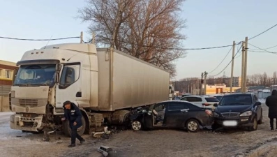 Две легковушки и грузовик столкнулись на Универсальном в Липецке