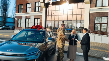 В липецком филиале фонда "Защитники Отечества" состоялась передача автомобиля с ручным управления ветерану СВО Денису Москалеву