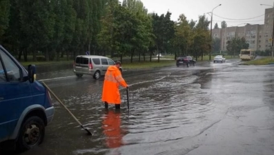 Специалисты устраняют последствия дождя, который обрушился на город