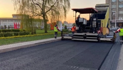 На площади Победы уложили выравнивающий слой асфальтобетонного покрытия