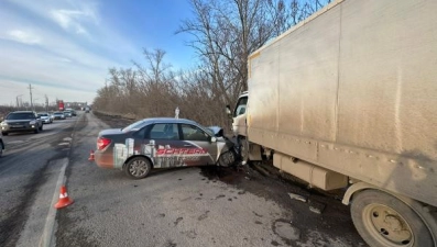 В Липецке водитель и пассажир отечественного автомобиля пострадали при столкновении с автофургоном на улице Ковалева