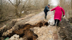 В Задонском районе из-за обрушения плотины на проезжей части образовалась огромная яма