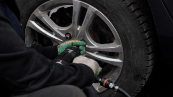 Скользкие дороги заставили липецких водителей массово ехать на шиномонтаж