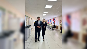 Мэр Липецка Роман Ченцов вместе с женой проголосовали на выборах депутатов горсовета