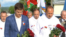 Участники автопробега «Дорогами Победы» возложили цветы в Ельце