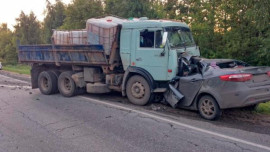 Три человека погибли в столкновении иномарки и КамАЗа под Липецком