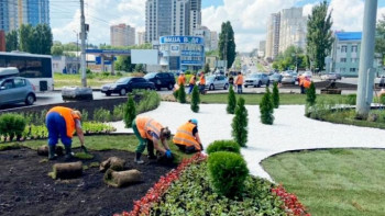 На кольцевой развязке в районе Петровского рынка специалисты «Зеленхоза» разбили клумбу