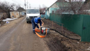 Липецкие спасатели откачивают воду с подворий частного сектора