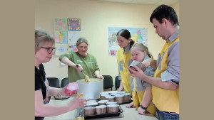 В Липецке школьники с ОВЗ испекли праздничные куличи для участников спецоперации