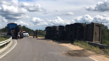 Водителя перевернувшегося под Задонском большегруза госпитализировали