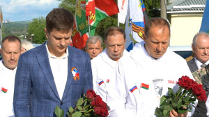 Участники автопробега «Дорогами Победы» возложили цветы в Ельце