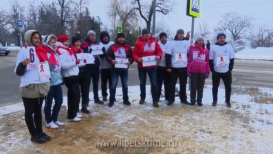 Эстафету "Красная лента жизни" пробежали журналисты и волонтеры