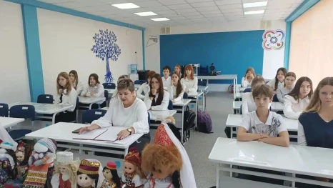 Елецкие гимназисты приняли участие в телемосте ко Дню воссоединения новых регионов с Россией