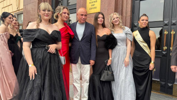 В Липецке в 50-й раз проходит выпускной бал «Липецкие зори»