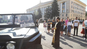 В Липецке у Христо-Рождественского кафедрального собора состоялось освящение автомобиля, который передадут на фронт