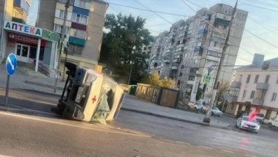 На улице Гагарина в Липецке после столкновения перевернулась скорая