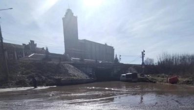 На улице Пушкина в Ельце откачивают талую воду